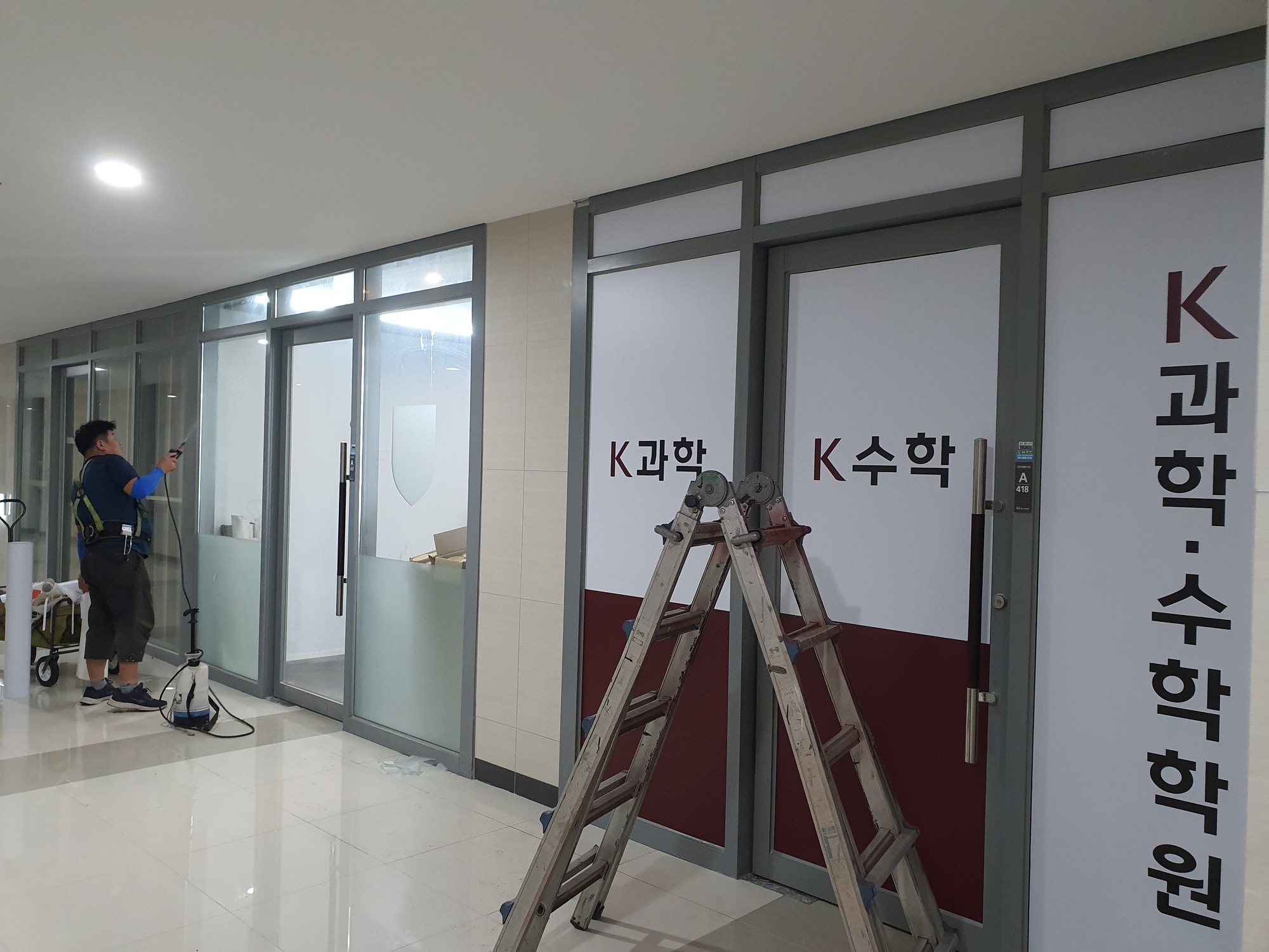 복도 썬팅과 프론트 스텐헤어라인 벽체를 감싸기 도전해봤습니다. 